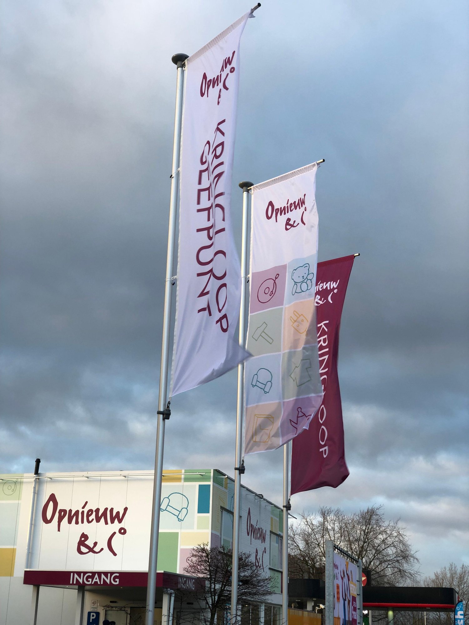 Vlaggenstokken voor winkel Kontich